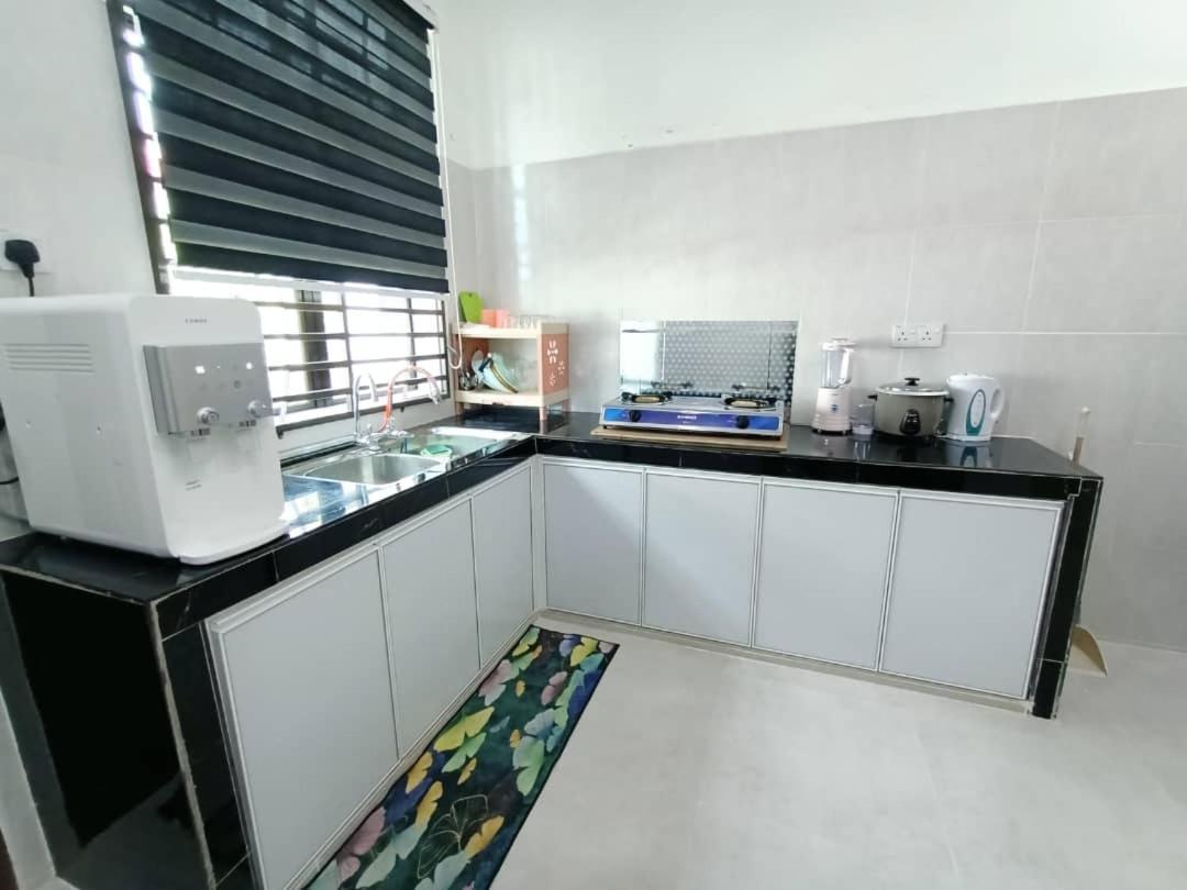 Homestay Kemaman Fyna07 Banglo Mewah 5 Km Dari Pantai Kijal Exterior photo