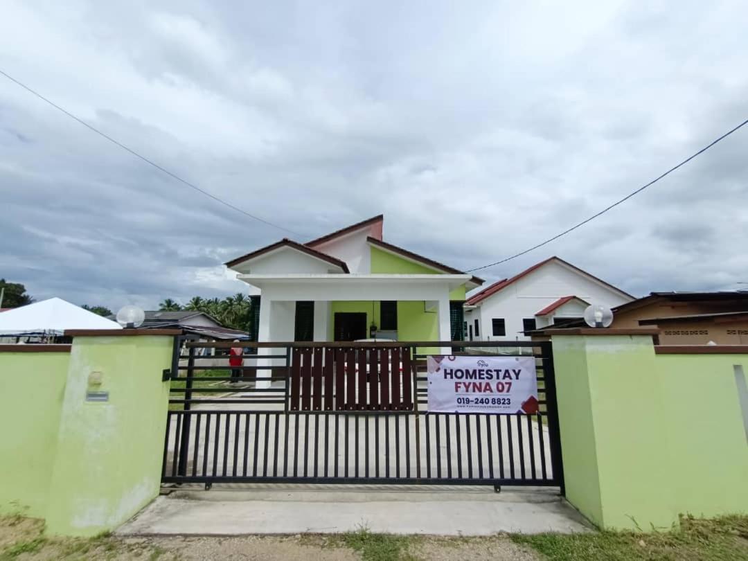 Homestay Kemaman Fyna07 Banglo Mewah 5 Km Dari Pantai Kijal Exterior photo