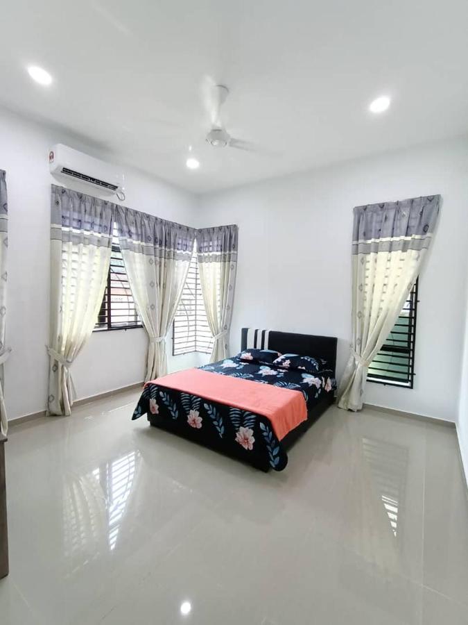 Homestay Kemaman Fyna07 Banglo Mewah 5 Km Dari Pantai Kijal Exterior photo
